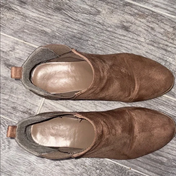 Women’s 8.5 booties with snake skin print - Picture 2 of 4